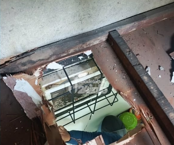 Aksi pencuri bobol plafon Pegadaian di Jagakarsa. (Foto/ist)