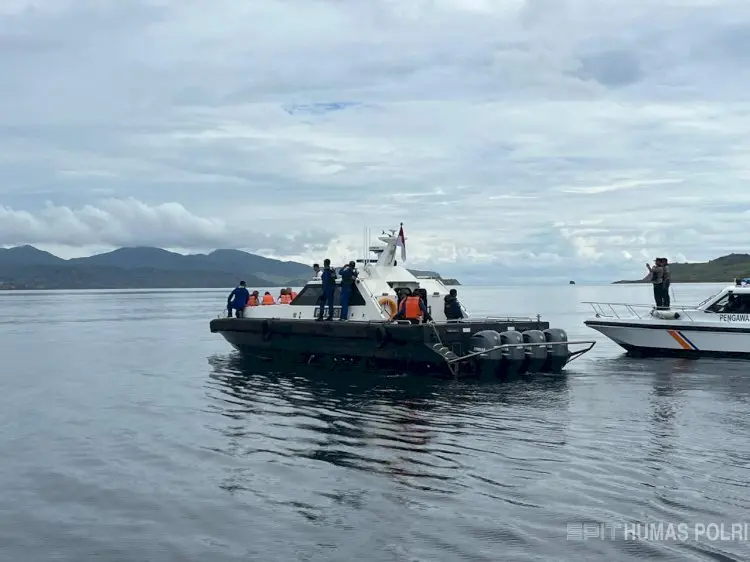 Proses pencarian korban kapal terbalik Putri Sakinah. (BeritaNasional/dok Polri)
