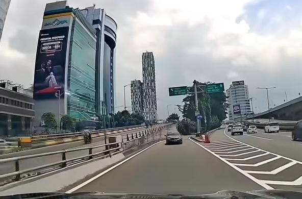 Mobil lawan arah di Tol Pancoran, Jaksel. (BeritaNasional/Instagram Indie Driver)