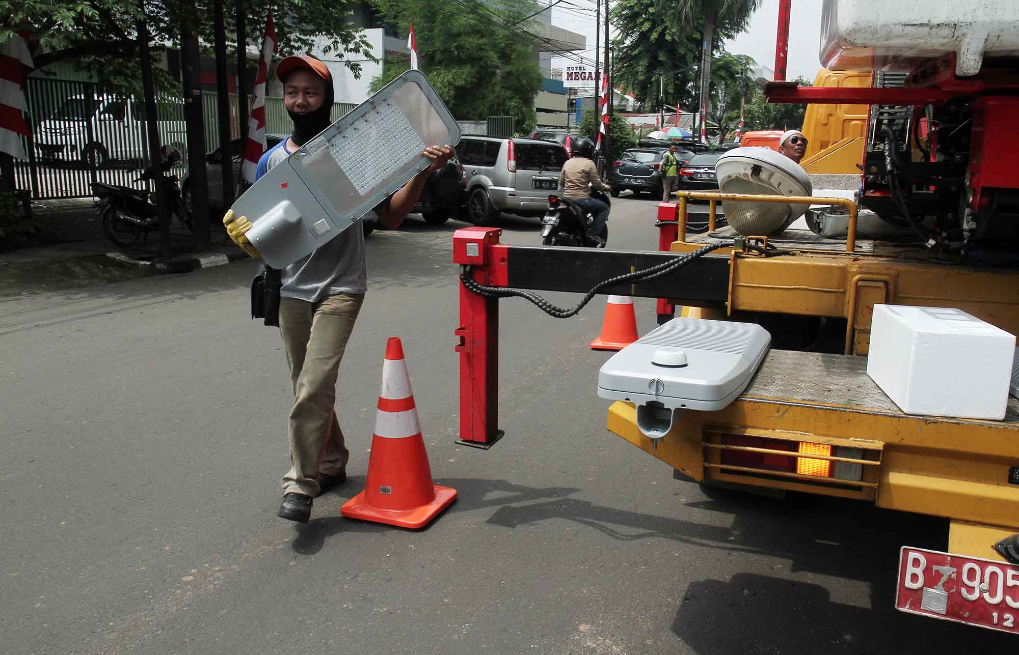 Ilustrasi petugas memperbaiki lampu penerangan jalan umum di Jakarta. (BeritaNasional/Oke Atmaja)