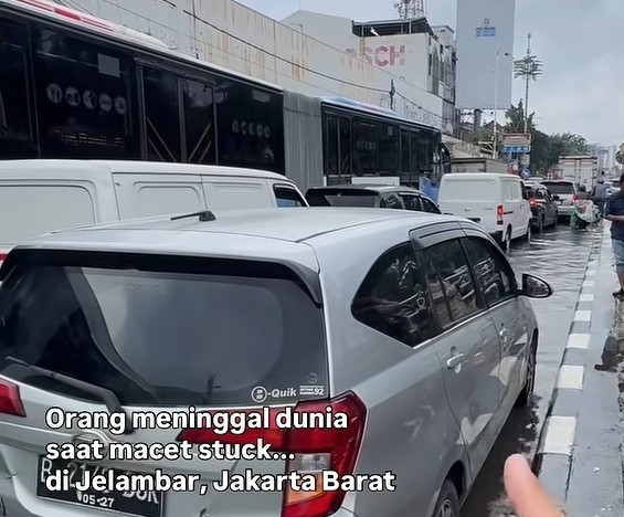 Pengendara mobil tewas saat macet dan banjir di Latumenten, Grogol, Kamis (22/1/2026). (BeritaNasional/Instagram Info Jakarta Barat)