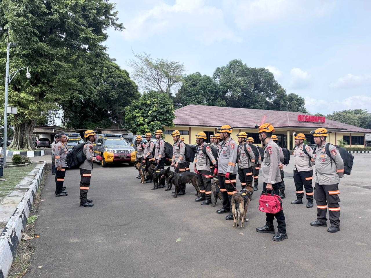 Polri mengerahkan K9 tambahan untuk memperkuat pencarian korban longsor Bandung Barat. (Foto/Humas Polri)