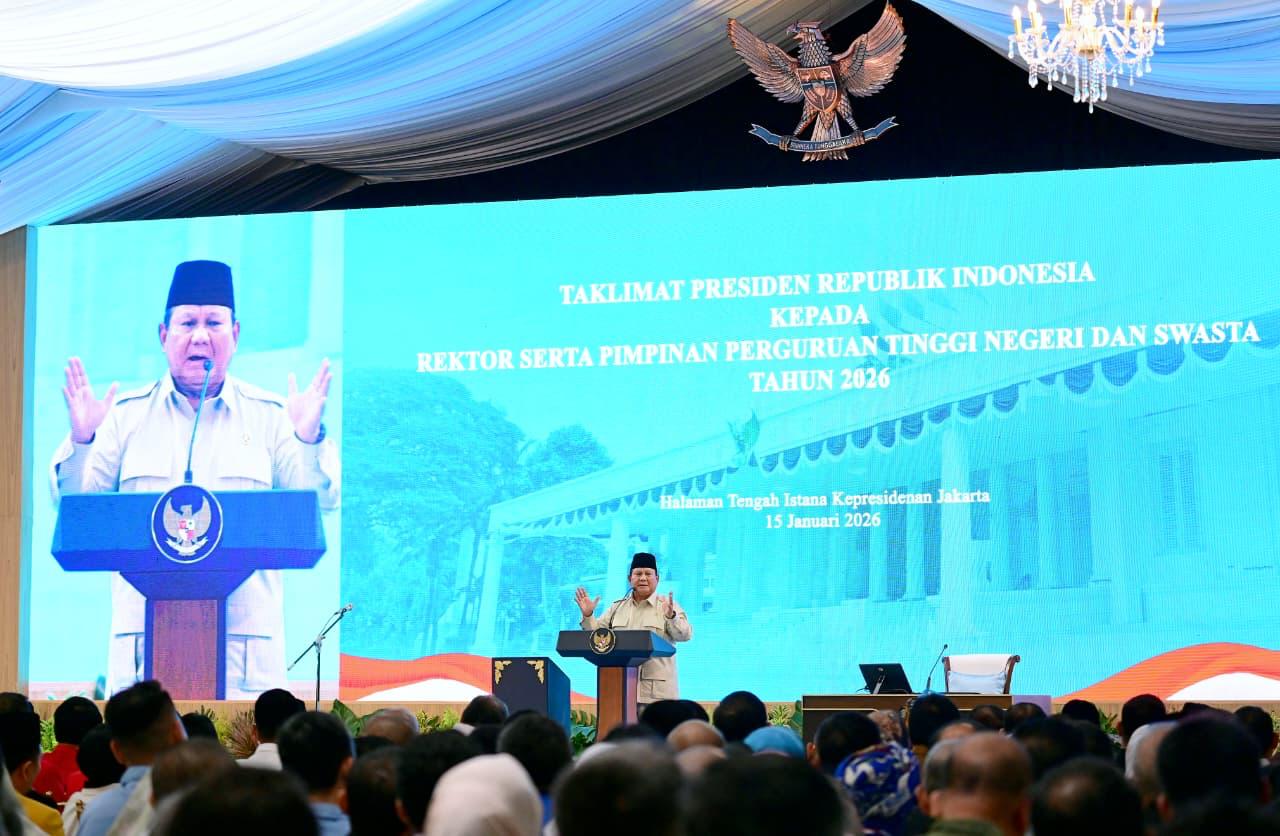 Presiden Prabowo Subianto berpidato dalam pertemuan dengan rektor seluruh perguruan tinggi. (BeritaNasional/Setpres)