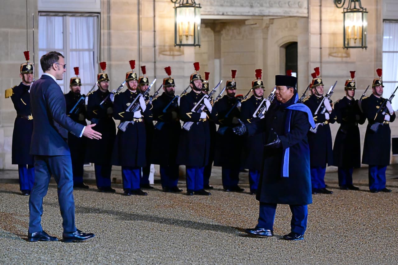 Presiden Prabowo disambut Presiden Perancis Emmanuel Macron di Istana Élysée. (BeritaNasional/setpres)