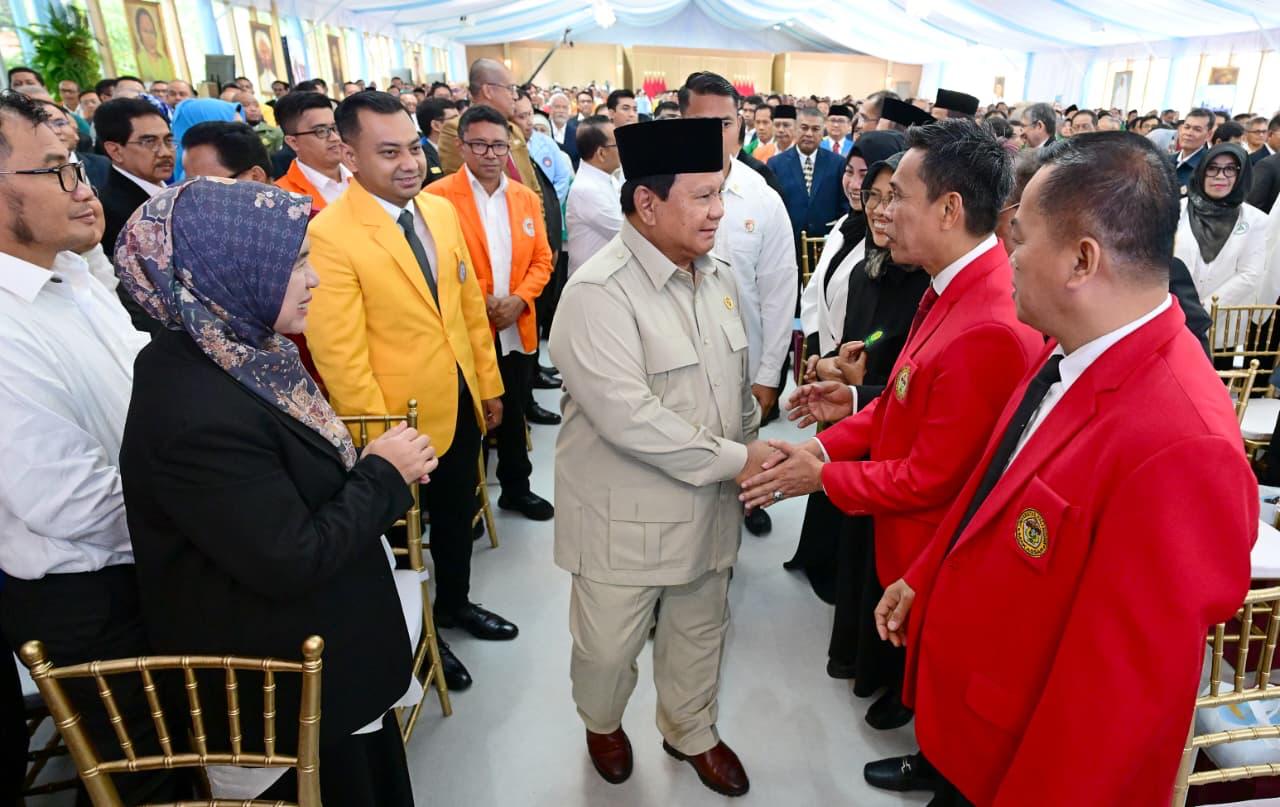 Presiden Prabowo Subianto menyalami rektor dan pimpinan perguruan tinggi se-Indonesia. (BeritaNasional/Setpres)