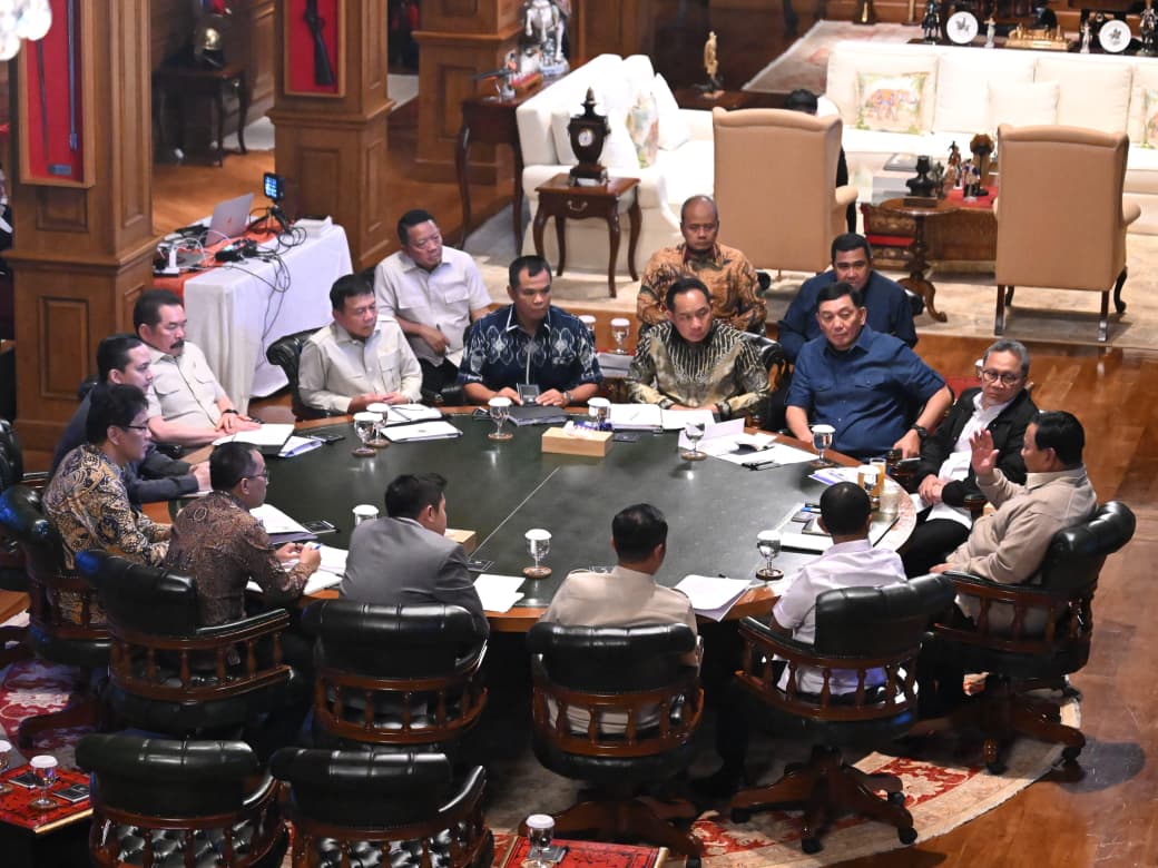 Presiden Prabowo Subianto (kanan) bersama para menterinya di Kabinet Merah Putih. (Foto/BPMI)