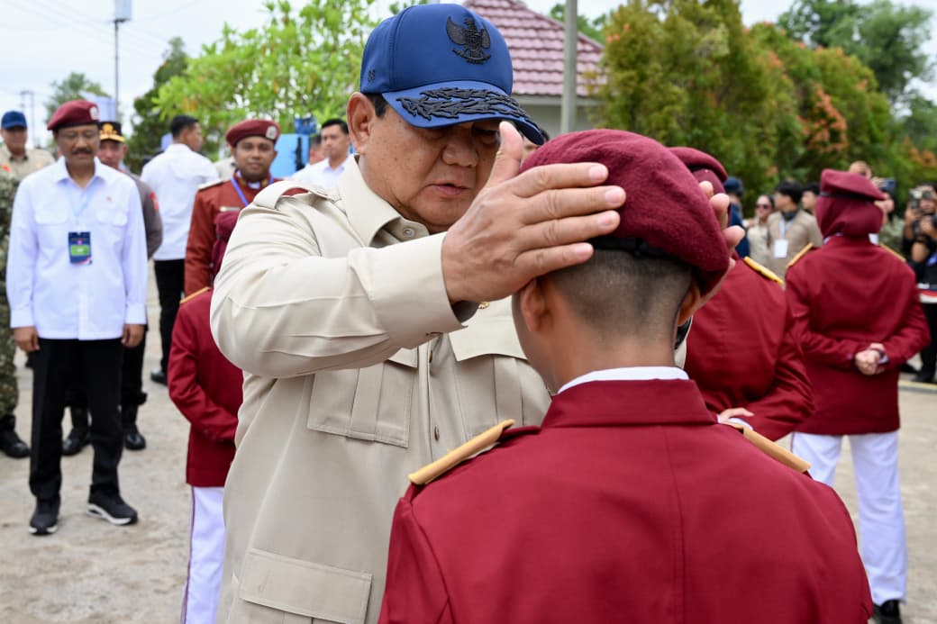 Presiden Prabowo berinteraksi dengan siswa Sekolah Rakyat di Banjarbaru, Kalsel, Senin (12/1/2026). (BeritaNasional/BPMI Setpres)