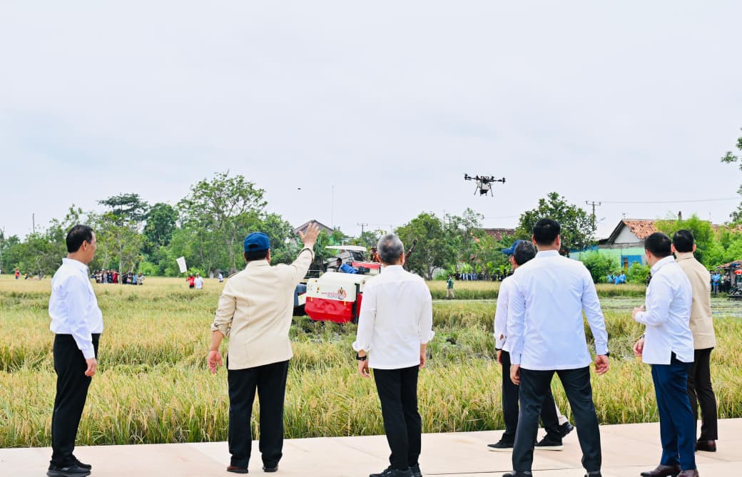 Momen Prabowo tinjau Inovasi hilirisasi dan teknologi pertanian modern di Karawang. (Foto: Laily Rachev/Biro Pers Sekretariat Presiden)