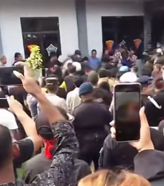 Warga menggeruduk Mako Lanal usai warga sipil dianiaya oknum TNI di Pelabuhan Melonguane, Kep. Talaud, (BeritaNasional/Instagram Manado Skali)