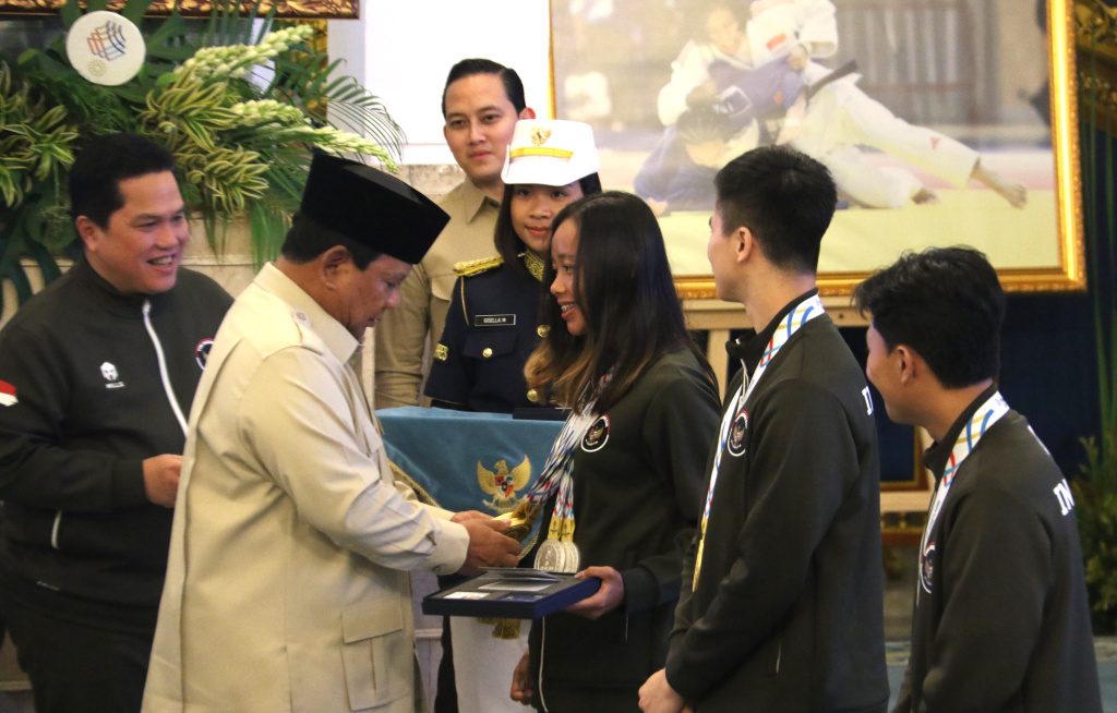 Presiden Prabowo Subianto didampingi Menpora Erick Thohir saat pemberian bonus Atlet SEA Games 2025 di Istana Negara, Jakarta, Kamis (8/1/2025).  (Beritanasional.com/Oke Atmaja)