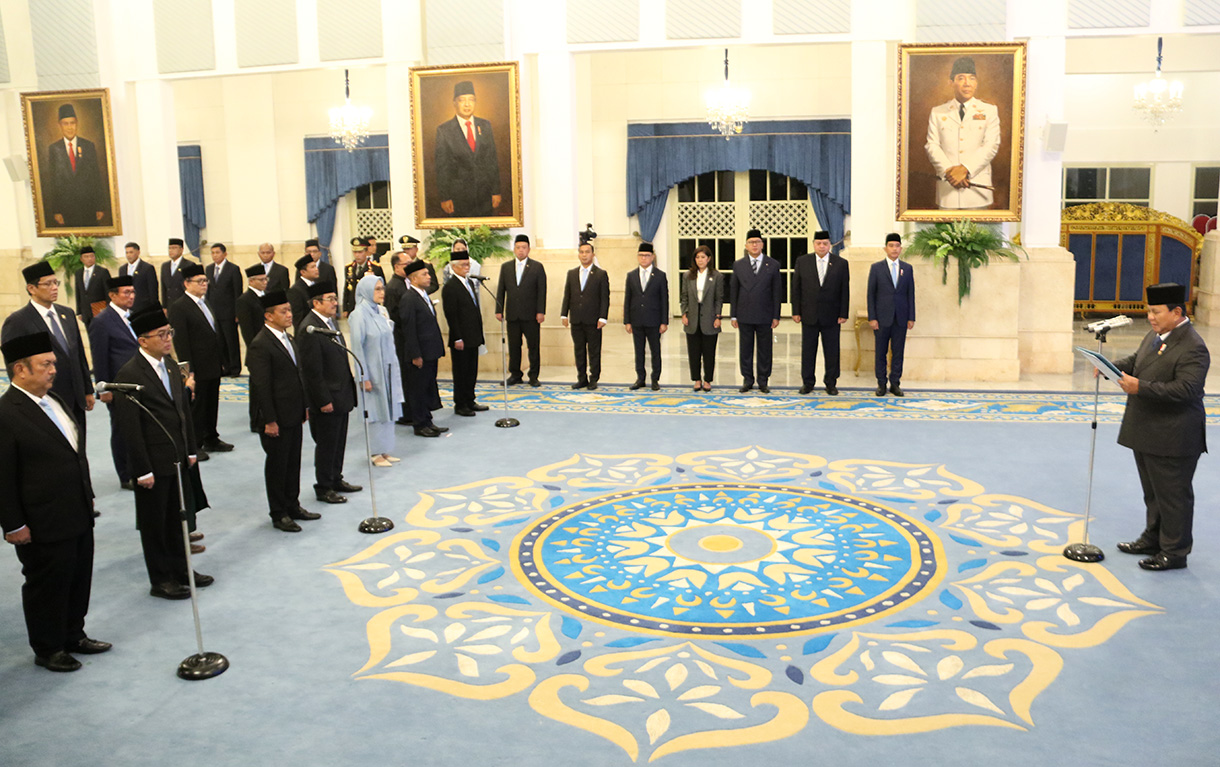 Presiden Prabowo Subianto (kanan) memimpin pembacaan sumpah jabatan yang diikuti para pejabat yang dilantik pada pelantikan Dewan Energi Nasional (DEN) di Istana Negara, Jakarta, Rabu (28/1/2026). (Beritanasional.com/Oke Atmaja)