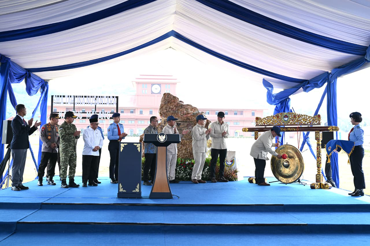 Presiden Prabowo Subianto memukul gong d saat meresmikan SMA Taruna Nusantara Kampus Malang, Jawa Timur, Selasa (13/1/2026). (Biropers)
