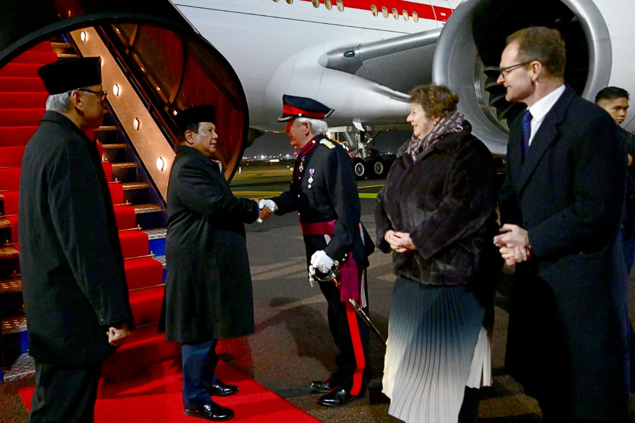 Presiden Prabowo Subianto disambut pejabat setempat saat tiba di London Inggris. (BeritaNasional/Setpres)