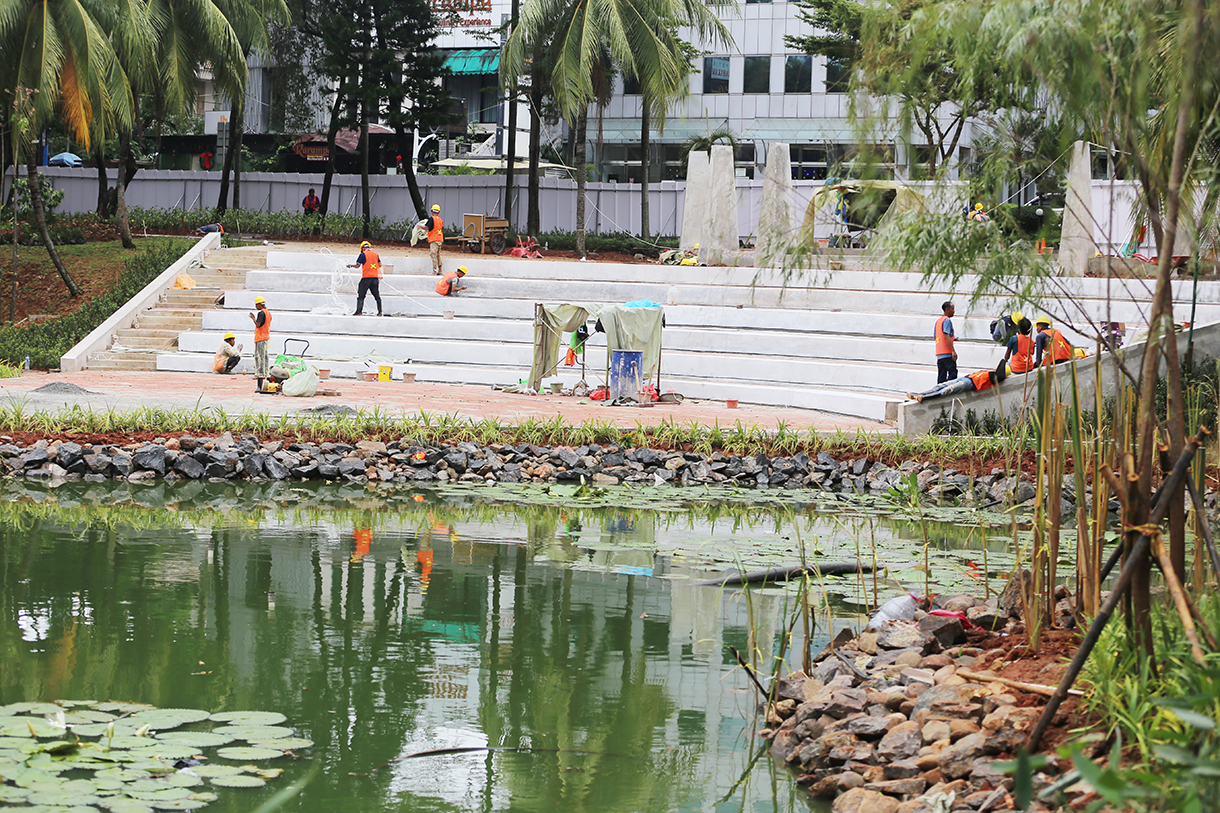 Pekerja membersihkan area proyek revitalisasi Taman Bendera Pusaka di Kebayoran Baru, Jakarta, Selasa(6/1/2026). (Beritanasional.com/Oke Atmaja)