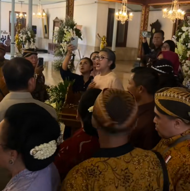 GKR Timoer (tengah) sedang memprotes Menbud Fadli Zon atas penunjukkan Tedjowulan, Minggu (18/1/2026). (BeritaNasional/TikTok Raydeva31)