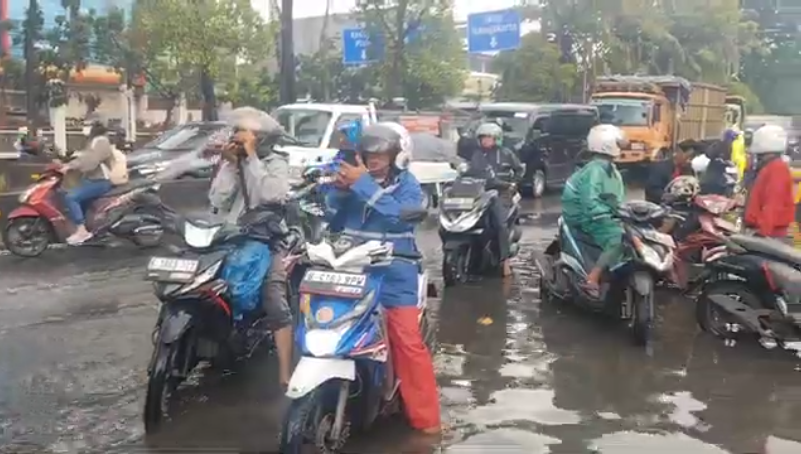 Motor mogok di ruas Jalan Daan Mogot, Jakbar, imbas banjir Kamis (29/1/2026). (BeritaNasional/Ilham Adriansyah)