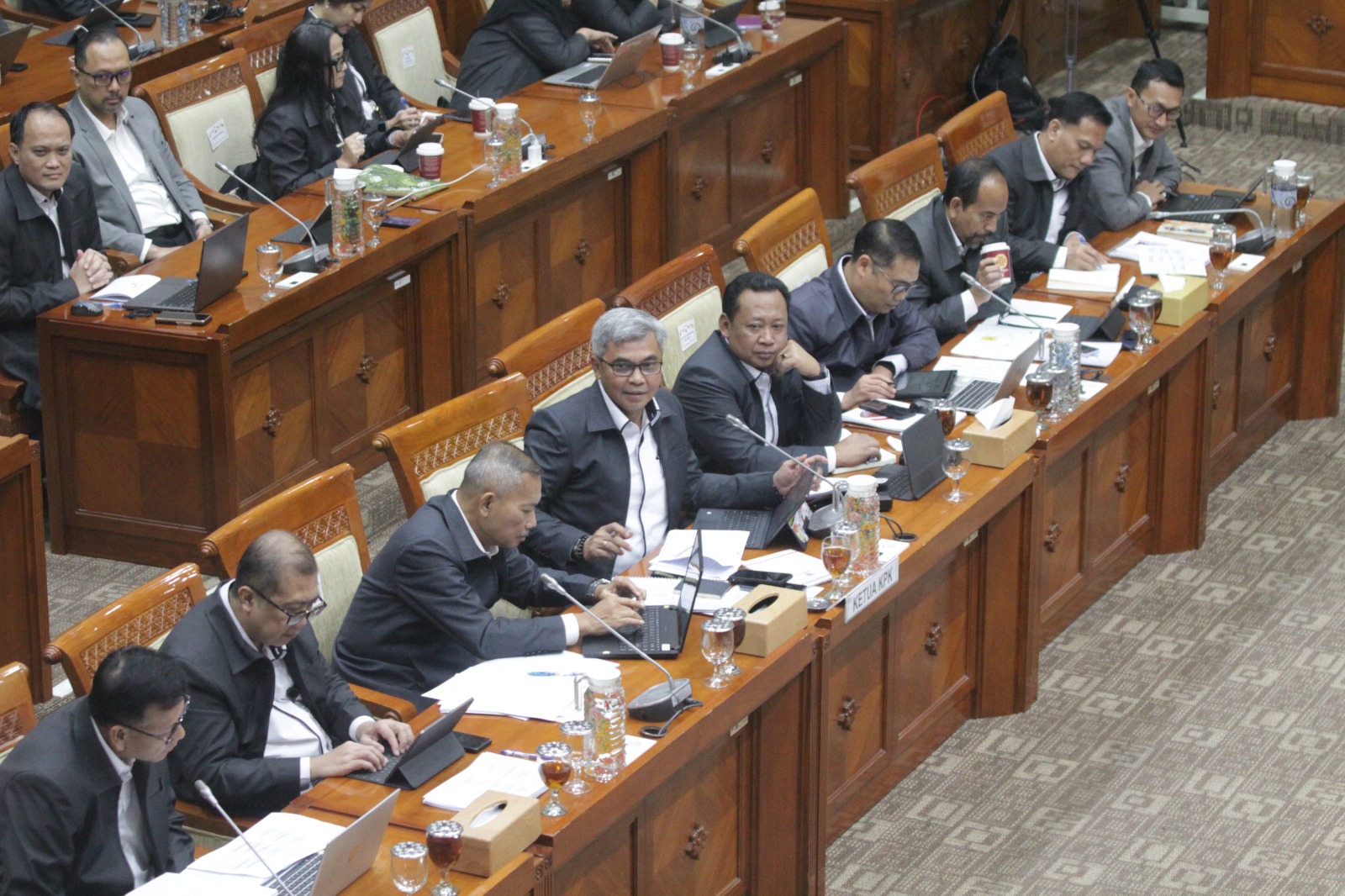 Ketua KPK Setyo Budiyanto bersama jajaran KPK mengikuti rapat kerja bersama komisi III DPR. (BeritaNasional/Elvis Sendouw)