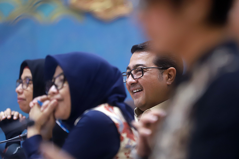 Menteri Ekonomi Kreatif/Kepala Badan Ekonomi Kreatif Teuku Riefky Harsya menyampaikan paparan pada rapat kerja dengan Komisi VII DPR. (BeritaNasional/Elvis Sendouw)