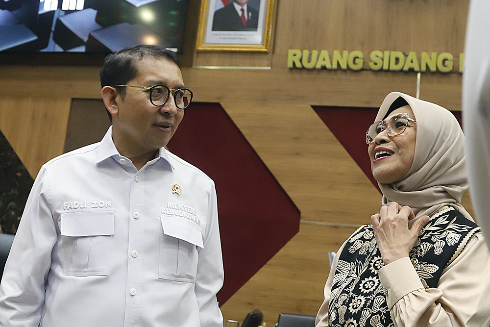 Menteri Kebudayaan Fadli Zon bersama Wakil Menteri Kebudayaan Giring Ganesha berbincang dengan Ketua Komisi X DPR RI Hetifah Sjaifudian. (BeritaNasional/Elvis Sendouw)