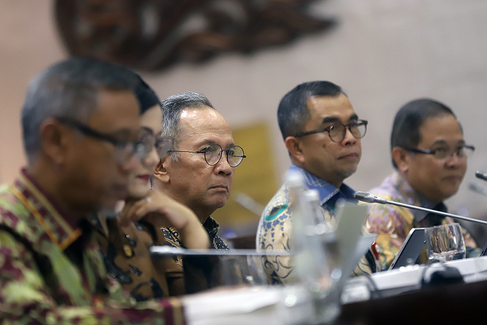 Pimpinan OJK mengikuti rapat kerja bersama Komisi XI DPR permasalahan Anti-Scam Centre (IASC). (BeritaNasional/Elvis Sendouw)