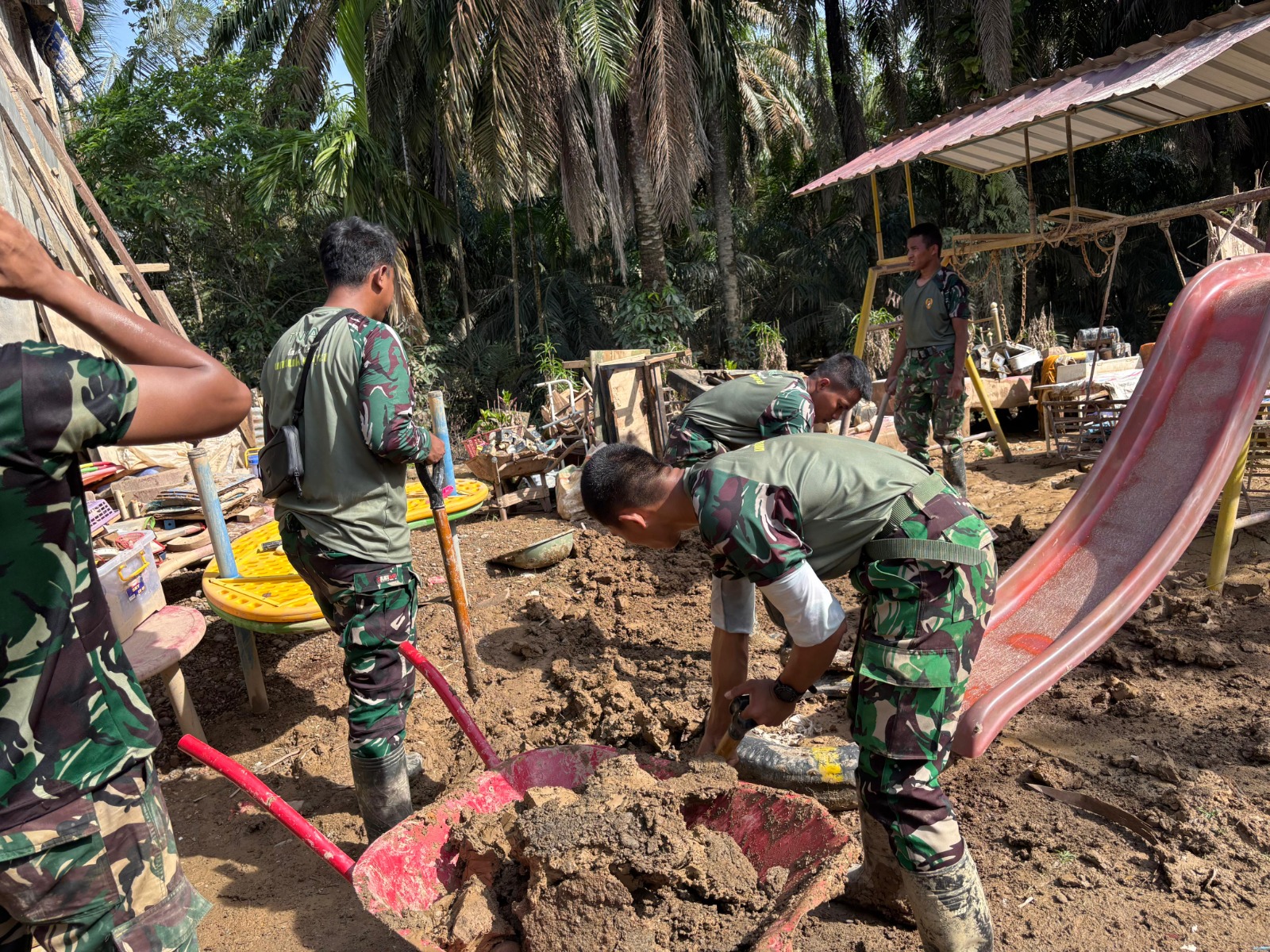 Anggota TNI dan berbagai pihak kebut pembersihan sekolah yang terdampak bencana Sumatera (BeritaNasional/istimewa)