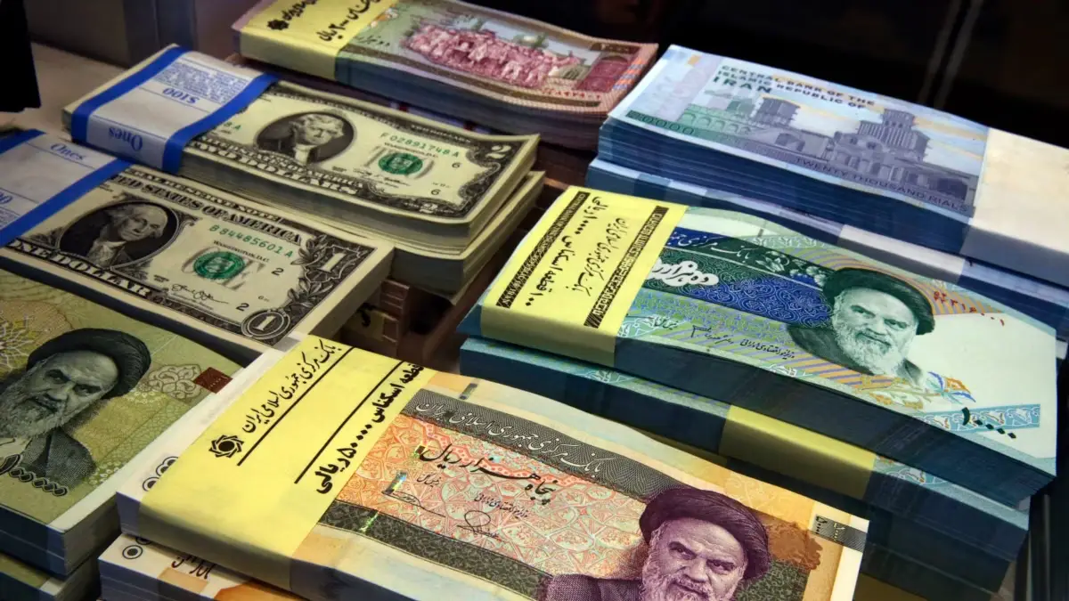 Rial Iran dan dolar AS. (BeritaNasional/Visit Our Iran)