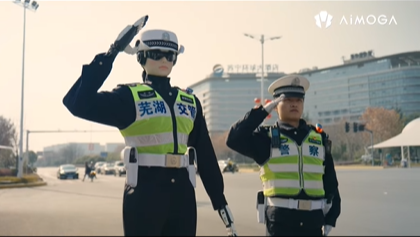 Robot polisi pintar R001 bekerja sama dengan petugas dalam mengatur lalu lintas di China dalam tahap uji coba. (BeritaNasional/Instagram AiMOGA Robotics)