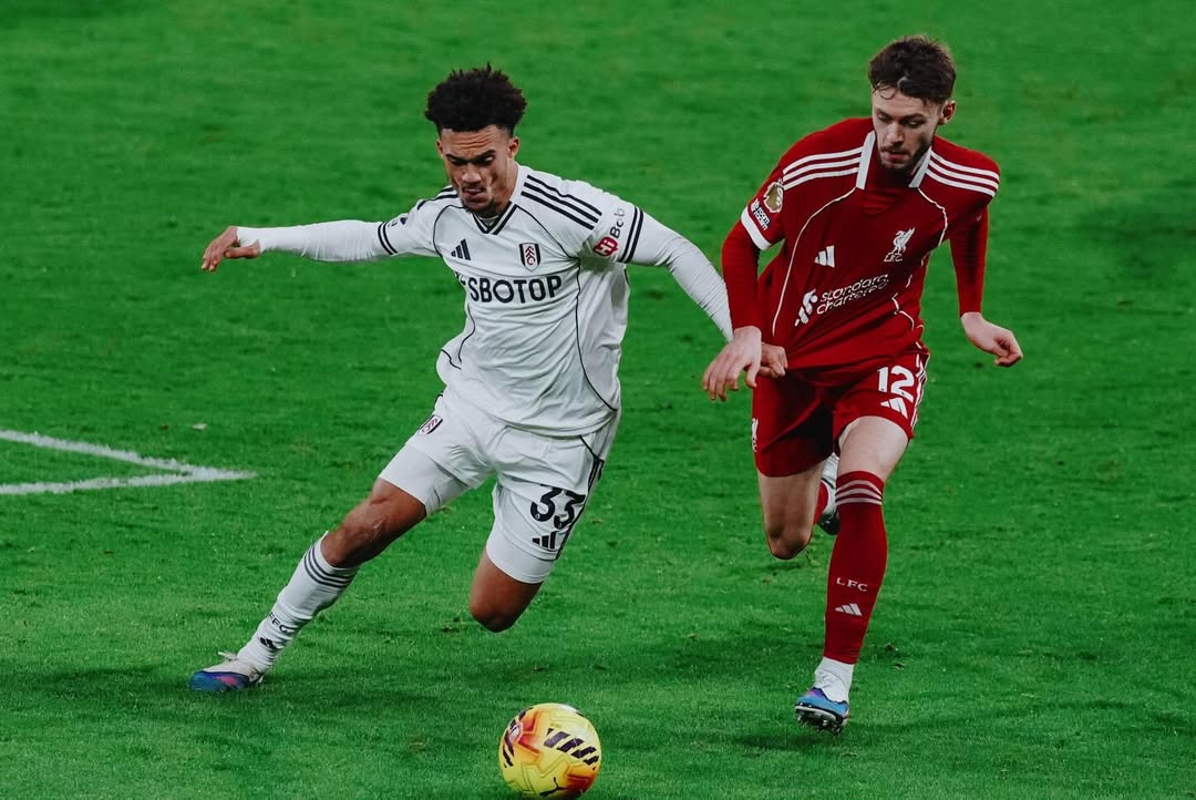 Bek Fulham Antonee Robinson (kiri) disebut-sebut bakal menggantikan Robertson di Liverpool. (Foto/Instagram)