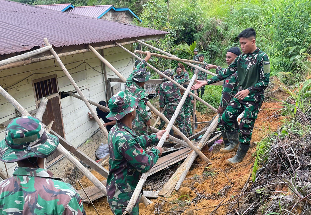 Satgas Penanggulangan Bencana Alam (Gulbencal) Yonif 122/TS Kodam I/Bukit Barisan melaksanakan bersih-bersih rumah warga yang terdampak tanah longsor. (BeritaNasional/Elvis/HO Dispenad)