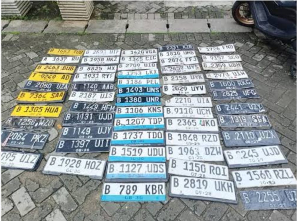 Sejumlah plat nomor kendaraan tercecer karena banjir diamankan Satpol PP Kelapa Gading Jakut. (BeritaNasional/instgram)