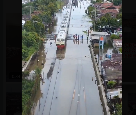 Jalur KA Daop 4 antara Stasiun Pekalongan-Sragi tergenang banjir sejak Sabtu (17/1/2026). (BeritaNasional/TikTok Edomotion)
