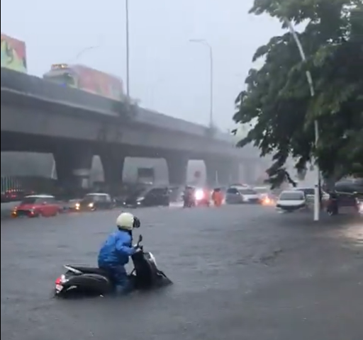 Motor terendam separuh bagian akibat banjir di depan Polres Jakarta Utara pada Senin (12/1/2026) pagi ini. (BeritaNasional/X Boeng HR)