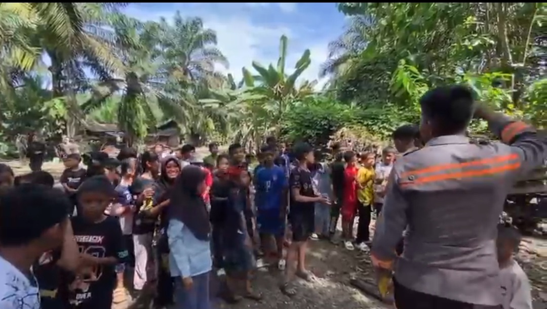 Anggota Polri beri trauma healing kepada anak-anak korban bencana Sumatera. (BeritaNasional/dok Polri)