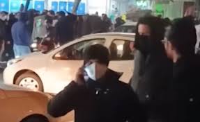 Warga Iran berkumpul di jalanan saat kerusuhan terjadi di Iran. (BeritaNasional/tangkapan layar)