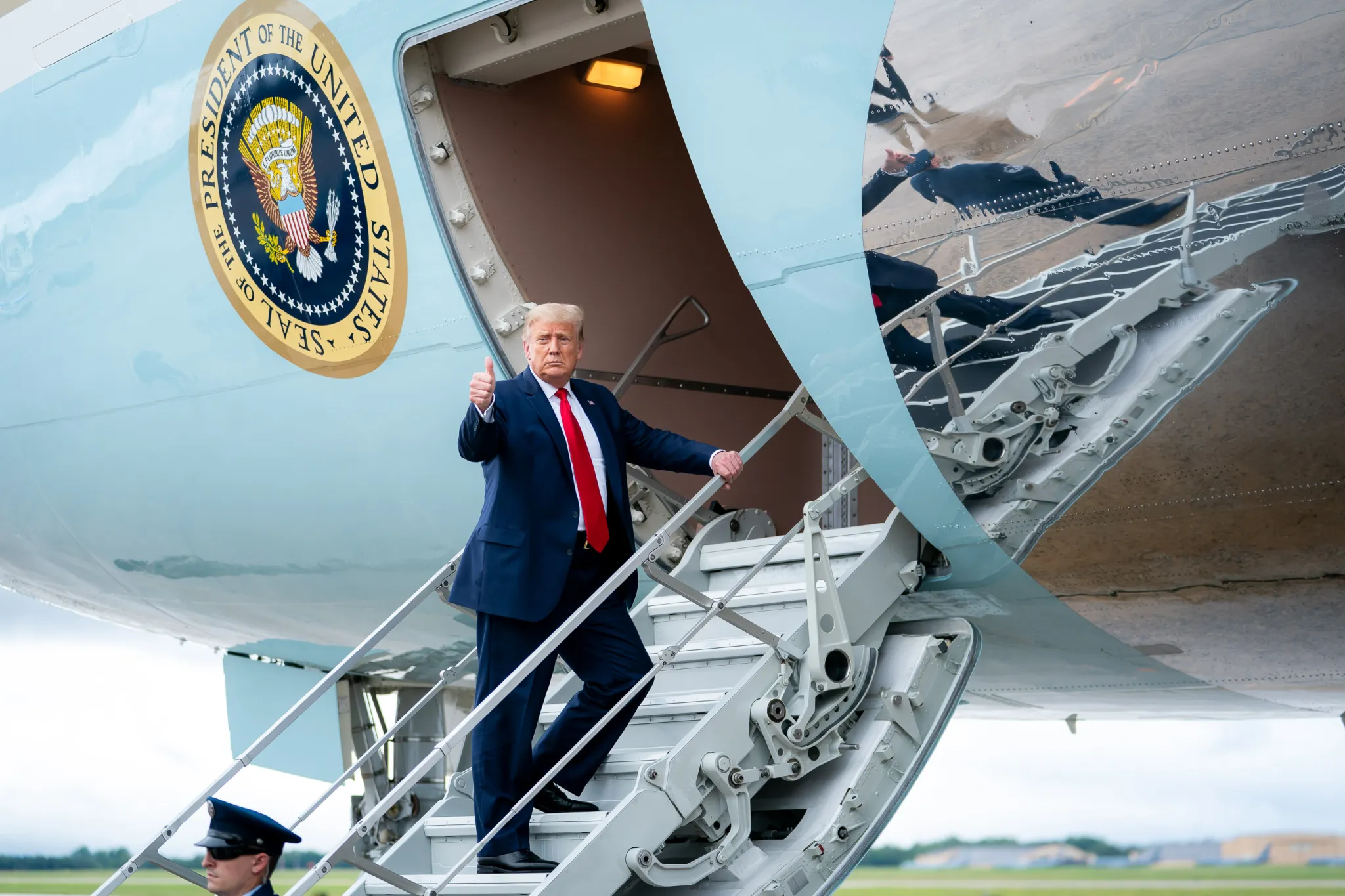Presiden AS Donald Trump memasuki Air Force 1. (BeritaNasional/White House)