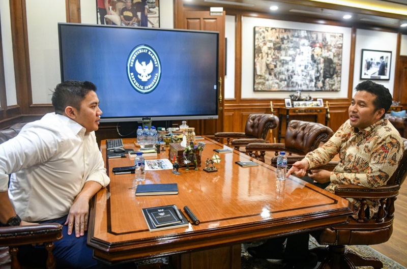 Seskab Teddy bertemu Emil Dardak (Foto/Instagram Seskab)