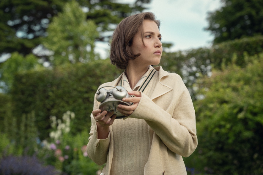 Lady Eileen Brent (Mia McKenna-Bruce) dalam Agatha Christie's Seven Dials. (BeritaNasional/Netflix)