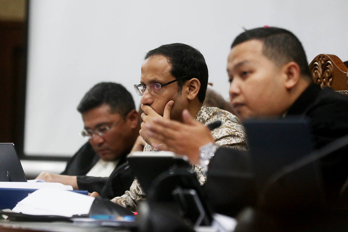 Terdakwa kasus dugaan korupsi dalam digitalisasi pendidikan pengadaan laptop Chromebook Nadiem Makarim (kedua kiri) berbincang dengan kuasa hukumnya saat sidang lanjutan di Pengadilan Tipikor, Jakarta, Senin (19/1/2026).  (Beritanasional.com/Oke Atmaja)