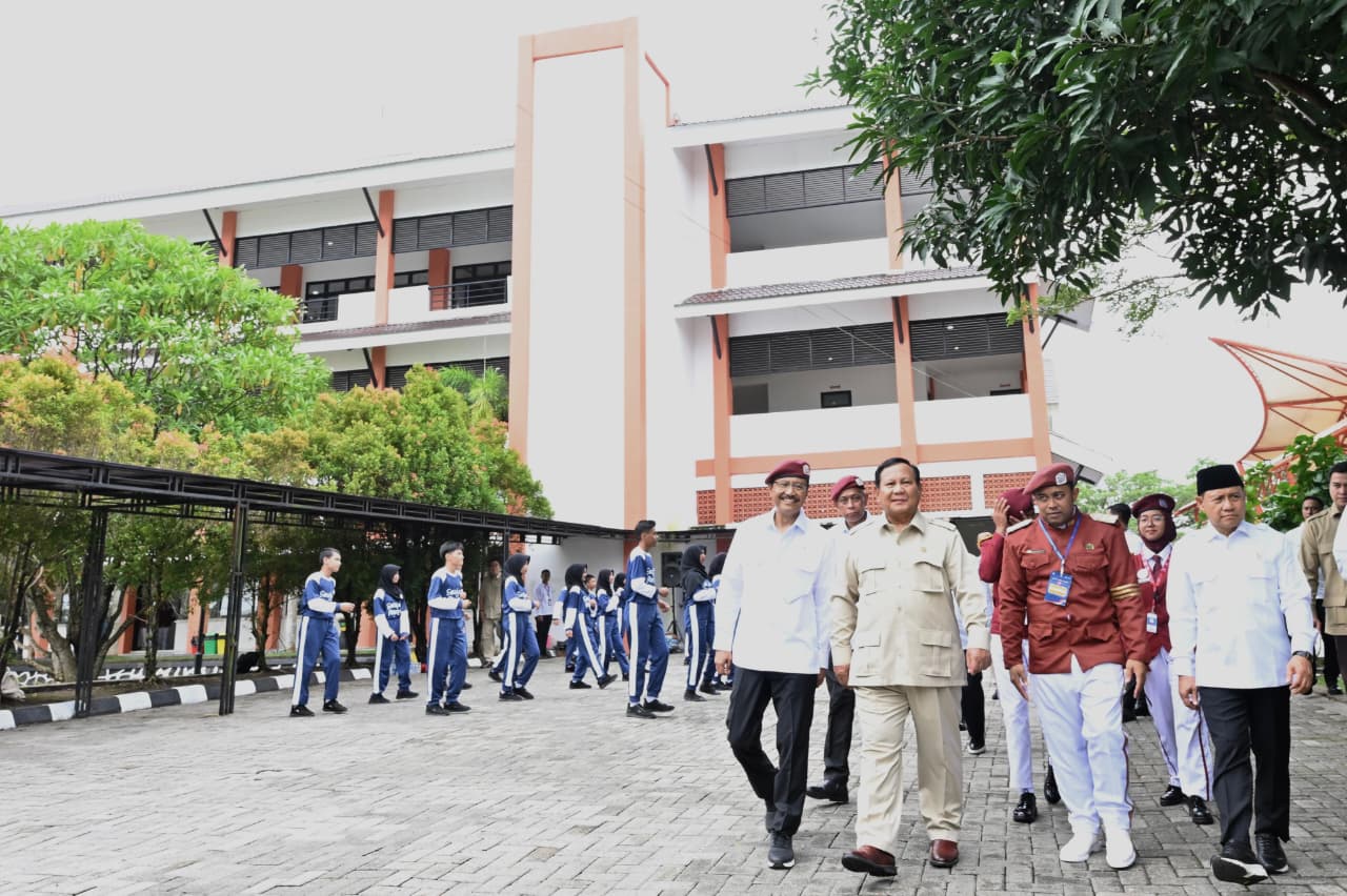 Presiden Prabowo Subianto (dua dari kiri) berjalan bersama para jajarannya saat meninjau Sekolah Rakyat di Kalsel. (Foto/BPMI)