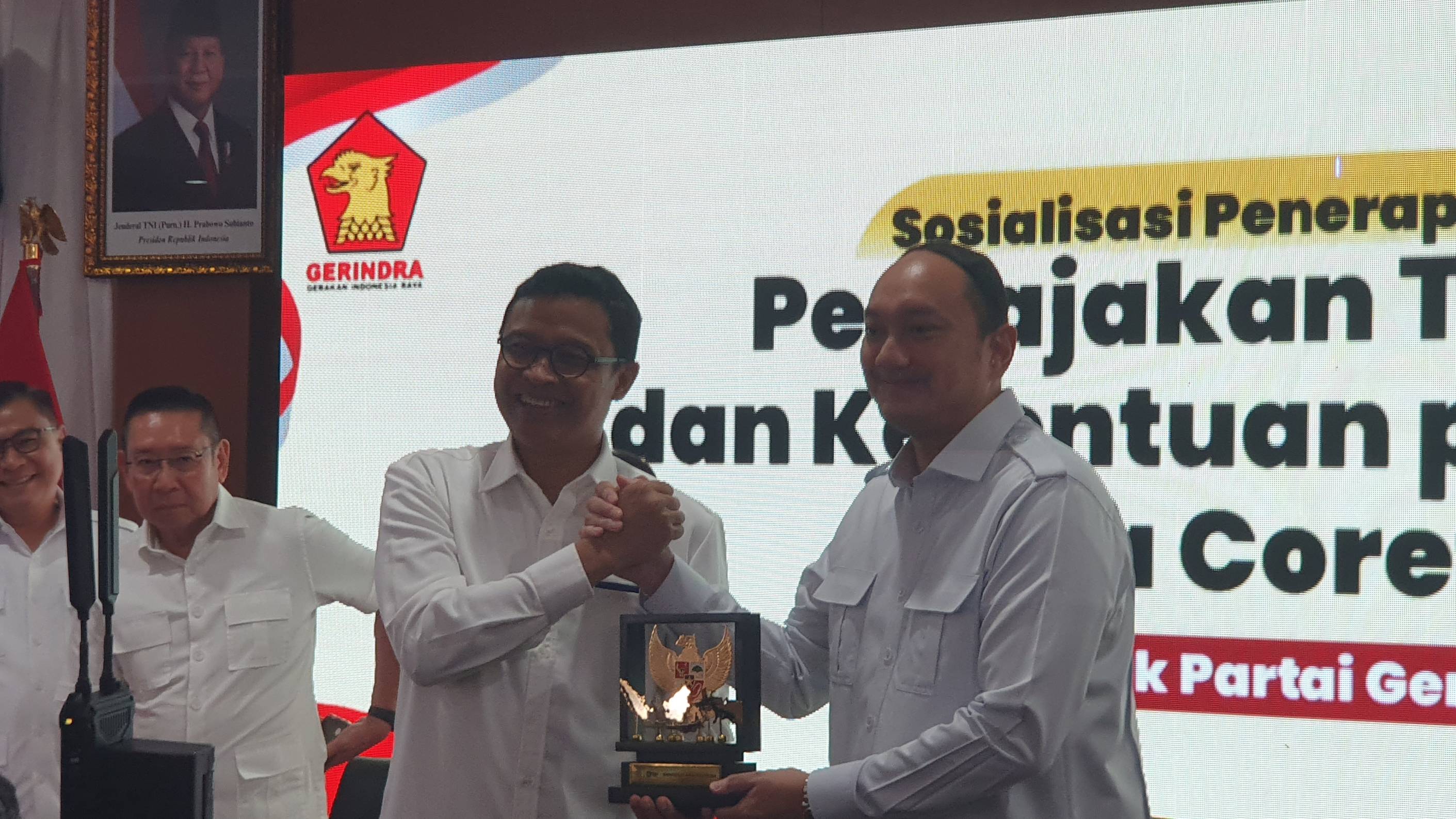 Dirjen Pajak Kemenkeu Bimo Wijayanto (kiri) bersama Bendum DPP Partai Gerindra Satrio Dimas Adityo. (BeritaNasional/Bachtiar)