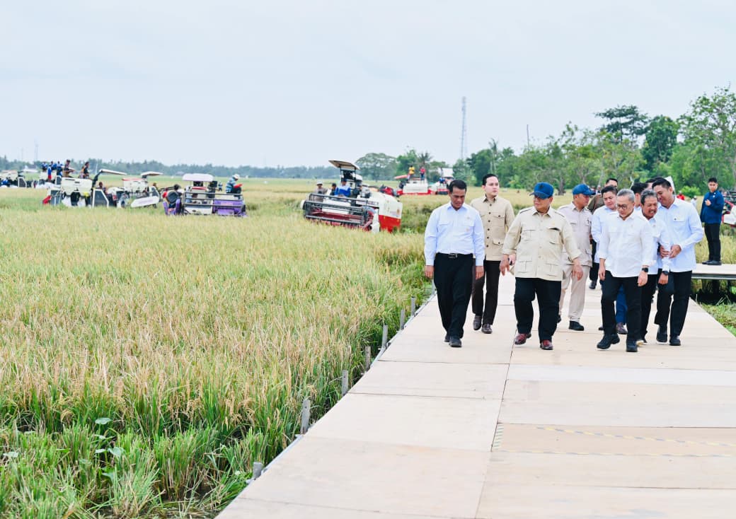 Presiden Prabowo Subianto dalam agenda Panen Raya dan Pengumuman Swasembada Pangan 2025 di Karawang, Jabar, Rabu (7/1/2026). (BeritaNasional/BPMI Setpres)