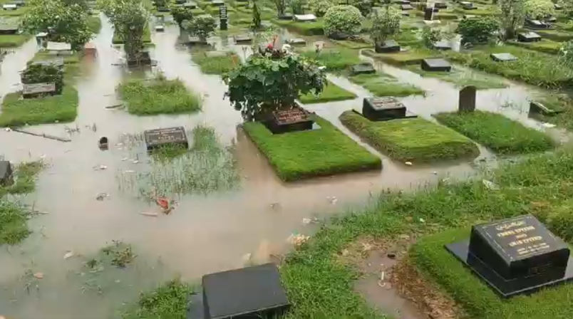 Banjir menggenangi makam di TPU Pondok Kelapa, Duren Sawit, Jaktim, Kamis (29/1/2026). (BeritaNasional/Joko Puji)