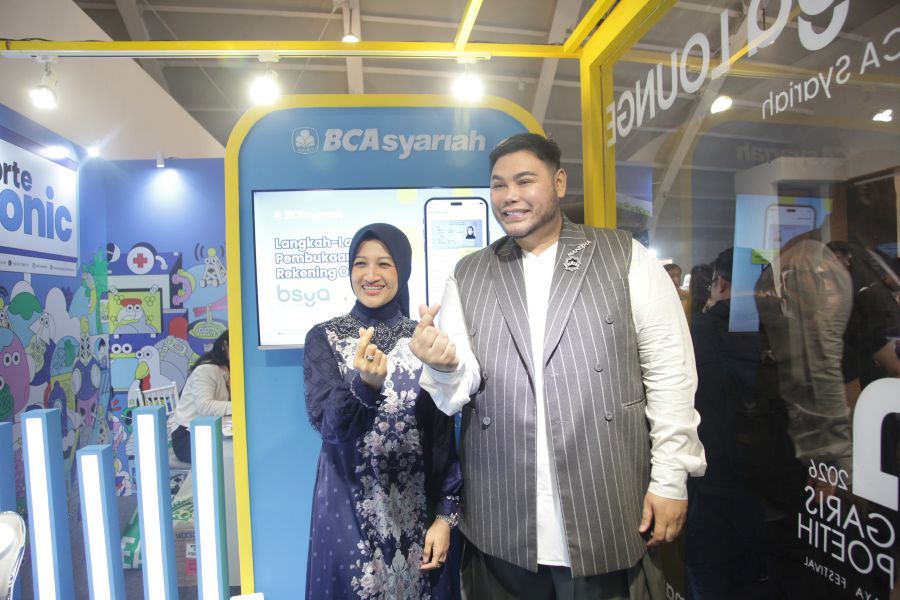 Ivan Gunawan bersama Presiden Direktur BCA Syariah Yuli Melati Suryaningrum. (Foto/doc. Bca Syariah)