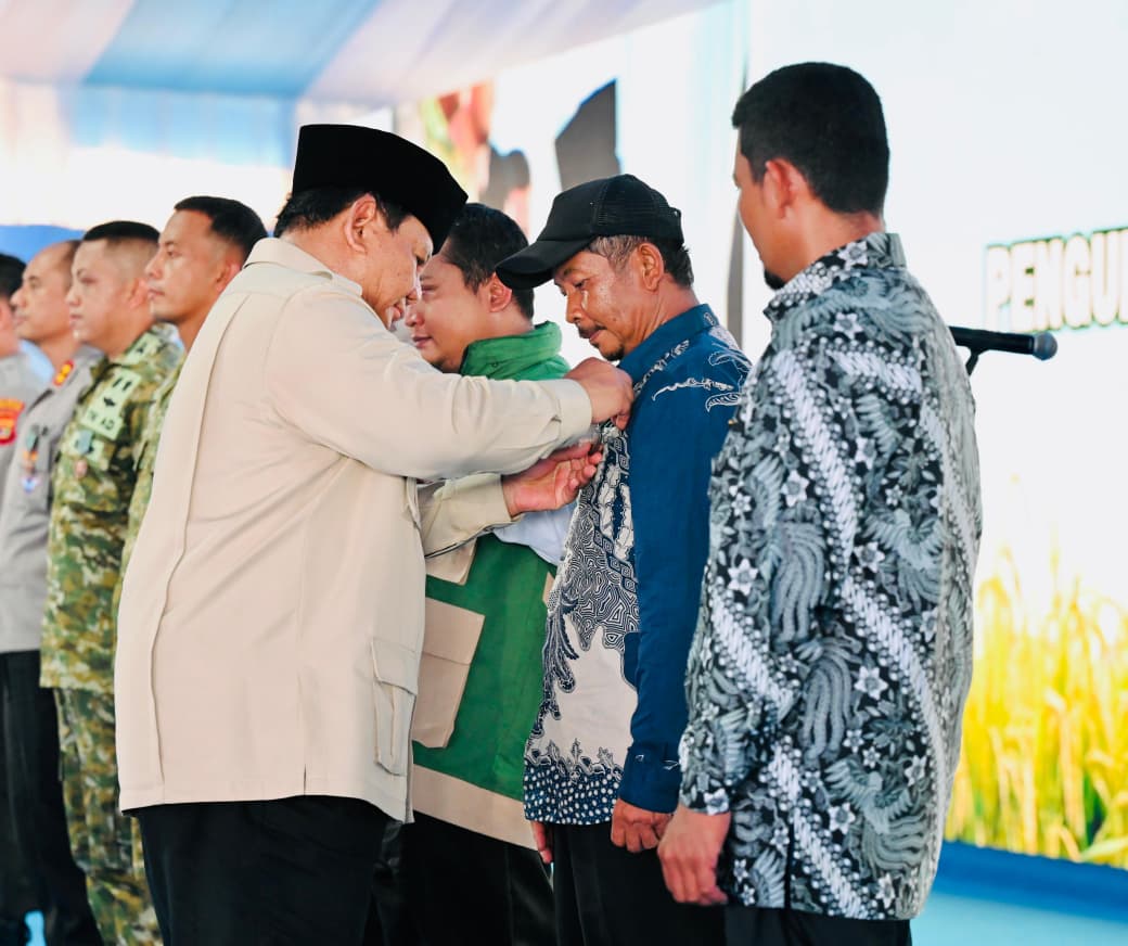 Presiden Prabowo Subianto dalam acara panen raya dan pengumuman swasembada pangan nasional 2025 di Cilebar, Karawang, Jawa Barat, Rabu (7/1/2026). (Biropers)