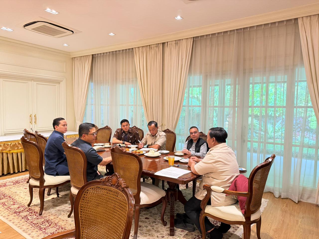 Presiden Prabowo Subianto menggelar pertemuan dengan sejumlah menteri dan pejabat negara. (Foto/istimewa)