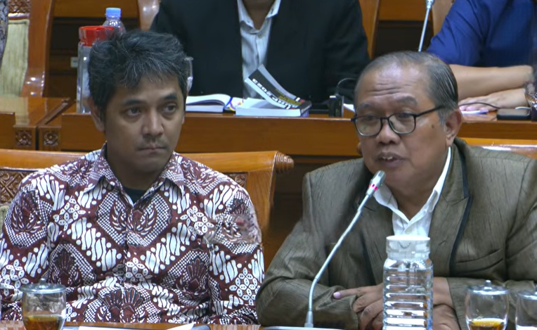 Hogi Minaya (kiri) dan kuasa hukumnya, Teguh Sri (kanan) di RDP Komisi III DPR, Rabu (28/1/2026). (BeritaNasional/YouTube TVR Parlemen)