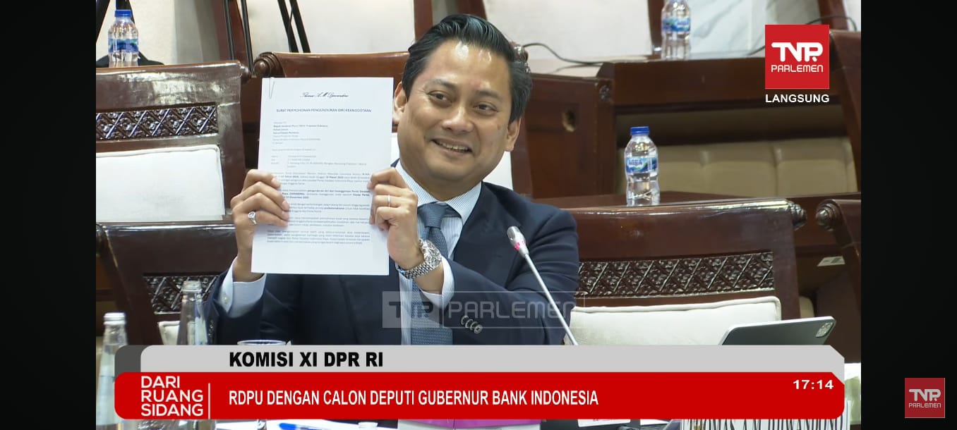 Thomas Djiwandono Tunjukkan Surat Pengunduran Diri dari Gerindra di Uji Kelayakan. (Foto/YouTube TV Parlemen)