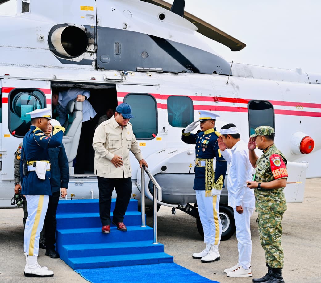 Presiden Prabowo Subianto tiba di Kabupaten Karawang Jabar disambung Gubernur Jabar Dedi Mulyadi. (BeritaNasional/Setpres)