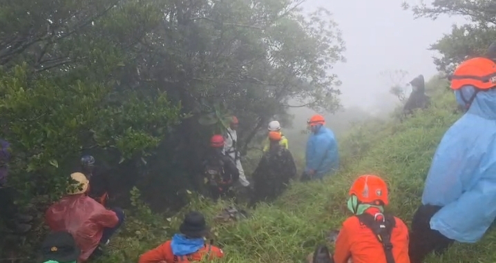 Tim SAR Evakuasi Korban Kedua dari Jurang 350 Meter di Lokasi Jatuhnya ATR. (Foto/istimewa)