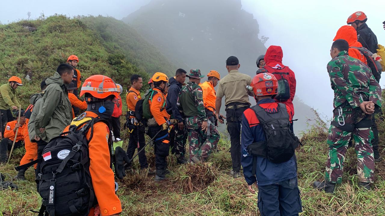Tim SAR Temukan 1 Jasad Korban Pesawat ATR 42-500 di Gunung Bulasaraung. (Foto/Istimewa)